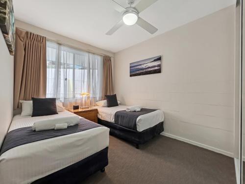 Un pat sau paturi într-o cameră la Albacore Apartments
