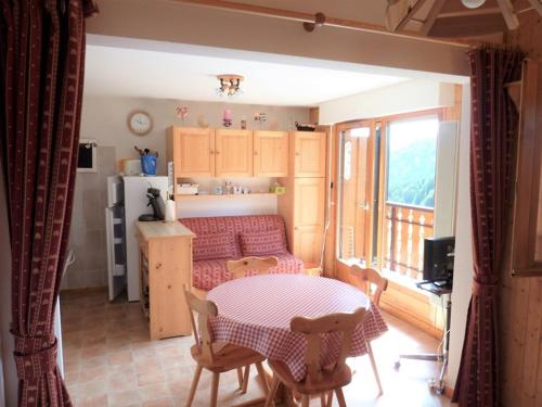 une cuisine avec une table et une salle à manger dans l'établissement Spacieux 3 pièces avec balcon, parking et coin montagne - FR-1-573-104, à Le Biot