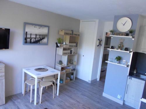 Fotografia z galérie ubytovania Studio cabine rénové, climatisé, avec balcon et parking privé, à deux pas de la plage - 4 couchages - FR-1-250-238 v destinácii Le Grau-du-Roi
