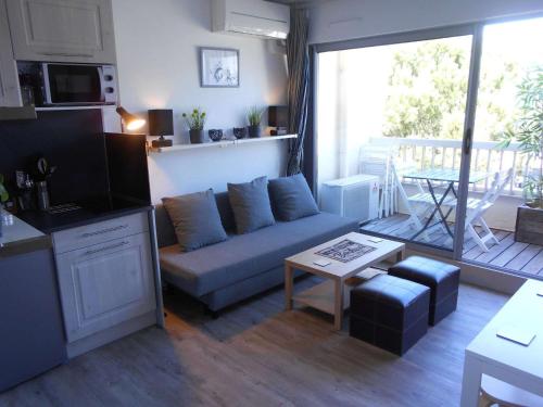 Fotografia z galérie ubytovania Studio cabine rénové, climatisé, avec balcon et parking privé, à deux pas de la plage - 4 couchages - FR-1-250-238 v destinácii Le Grau-du-Roi