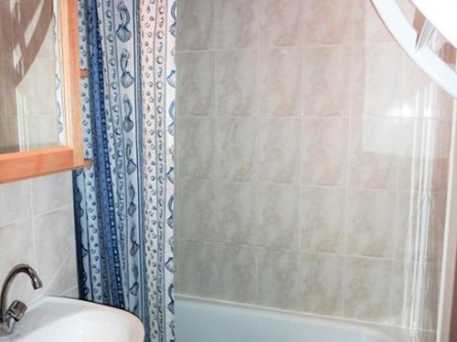 Koupelna v ubytování Spacieux 3 pièces avec balcon, parking et coin montagne - FR-1-573-104