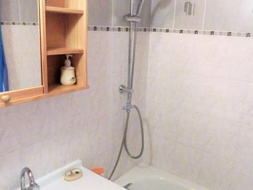 y baño con ducha, aseo y lavamanos. en Appartement Saint-Jean-d'Aulps, 4 pièces, 6 personnes - FR-1-573-99 en Saint-Jean-dʼAulps