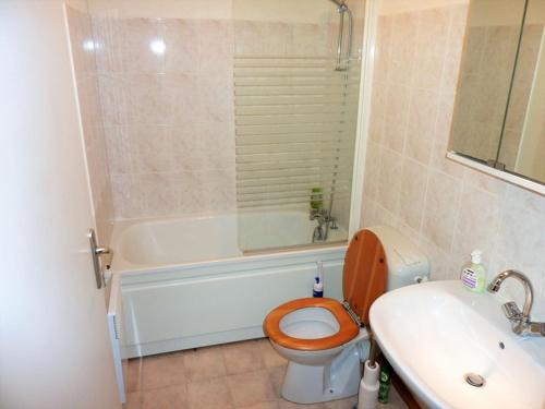 a bathroom with a toilet and a tub and a sink at Appartement Saint-Jean-d'Aulps, 3 pièces, 6 personnes - FR-1-573-105 in Saint-Jean-d'Aulps