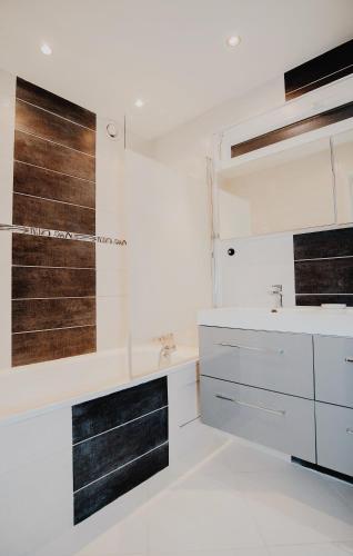 La salle de bains blanche est pourvue de placards blancs et d'un lavabo. dans l'établissement 