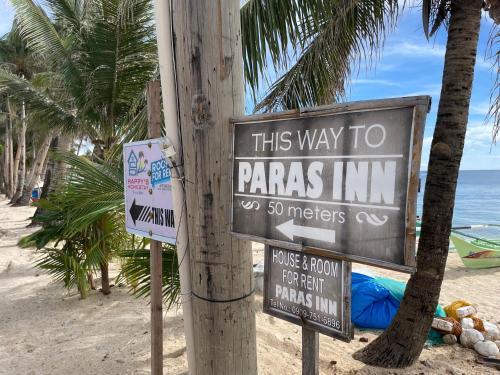 Una señal que dice que por aquí a la posada Pandas en la playa en Paras Inn Boracay, en Boracay