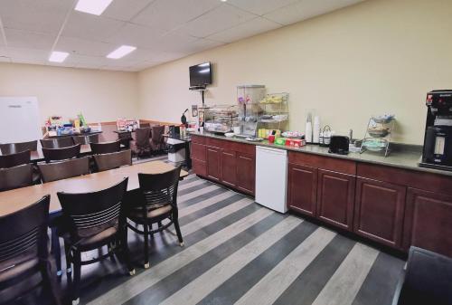 a conference room with a long table and chairs at MountainView Hotel Merritt in Merritt