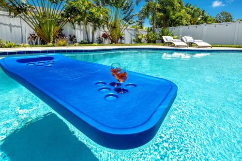 Πισίνα στο ή κοντά στο Livin' Largo - Beautiful 3BR Home with Heated Pool