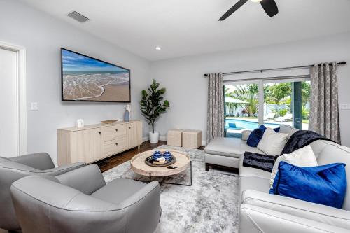Χώρος καθιστικού στο Livin' Largo - Beautiful 3BR Home with Heated Pool