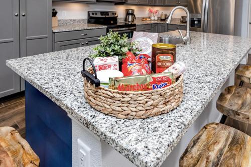 Η κουζίνα ή μικρή κουζίνα στο Livin' Largo - Beautiful 3BR Home with Heated Pool