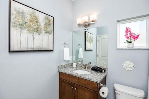Ένα μπάνιο στο Livin' Largo - Beautiful 3BR Home with Heated Pool