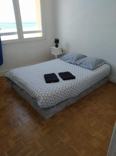 une chambre avec un lit avec deux oreillers dessus dans l'établissement Vue panoramique, Nausicaa, à Boulogne-sur-Mer