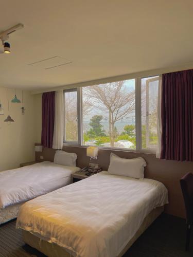 Una cama o camas en una habitación de Breeze and Waves Hostel