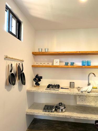 une cuisine avec une cuisinière et quelques casseroles et poêles dans l'établissement Koda Boutique Studio Apartments, à General Luna