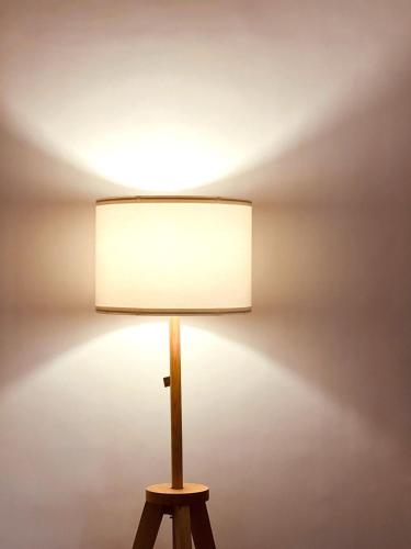 une lampe à l'ombre blanche sur un mur dans l'établissement Koda Boutique Studio Apartments, à General Luna