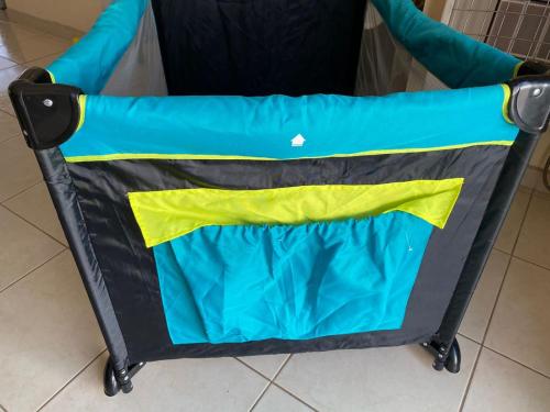a collapsibility camping cart with a blue and yellow top at Zona nuevo CAMPUS Universidad departamento independiente in Chihuahua