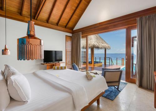 Postel nebo postele na pokoji v ubytování Furaveri Maldives - COMPLIMENTARY ROUND-TRIP SEAPLANE TRANSFER for two for a minimum of 5 nights or more from May 1st to October 31st, 2025