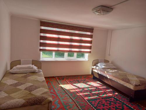 Postel nebo postele na pokoji v ubytování Guest House Shirin