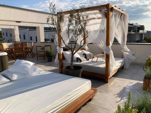 dwa łóżka na dachu domu w obiekcie Rooftop Spa w Trogirze