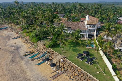 una vista aérea de una casa en la playa en Arabella on Boossa, en Galle