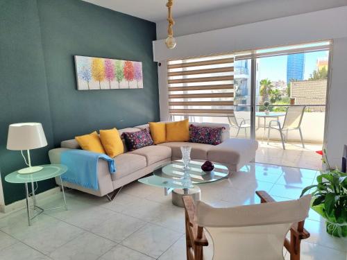 リマソールにあるIkaros Boutique Apartmentのソファとテーブルのあるリビングルーム