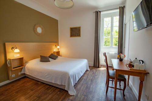 Postel nebo postele na pokoji v ubytování Hostellerie du Parc