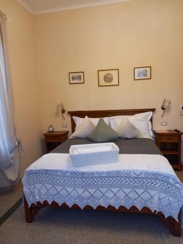 una camera con un letto con due cuscini sopra di BnB Villa Melany vicino Centro a Lucca