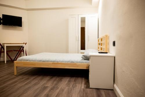 ein kleines Schlafzimmer mit einem Bett und einem Spiegel in der Unterkunft La Casa della Zia in Mailand