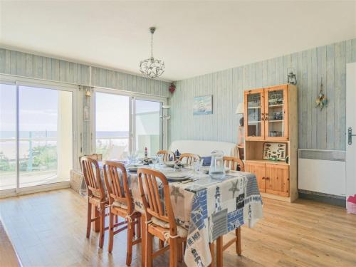 une salle à manger avec une table et des chaises dans l'établissement Appartement 3 chambres avec grand balcon et garage proche du casino - FR-1-323-260, à Saint-Jean-de-Monts