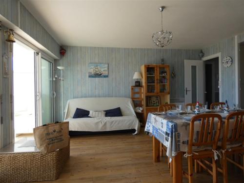 une chambre avec un lit et une table avec des chaises dans l'établissement Appartement 3 chambres avec grand balcon et garage proche du casino - FR-1-323-260, à Saint-Jean-de-Monts