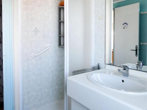 une salle de bain blanche avec un lavabo et une douche dans l'établissement Appartement 3 chambres avec grand balcon et garage proche du casino - FR-1-323-260, à Saint-Jean-de-Monts