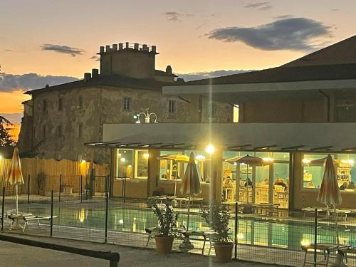 um hotel com piscina em frente a um edifício em Hotel Paradiso Verde em Marina di Bibbona