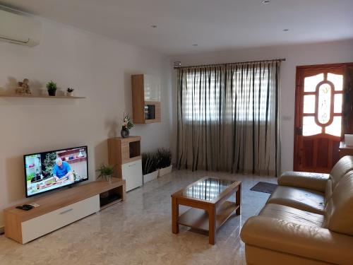 Μια τηλεόραση ή/και κέντρο ψυχαγωγίας στο Gizimina Apartment in Marsascala Malta few minutes away to the beach