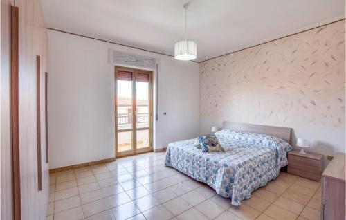 Cama o camas de una habitación en Awesome Apartment In Marina Di Strongoli With Wifi