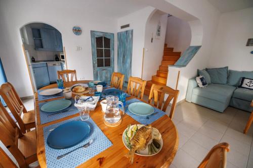 ein Esszimmer mit einem Tisch mit blauen Gerichten darauf in der Unterkunft Lake House20 in Velence