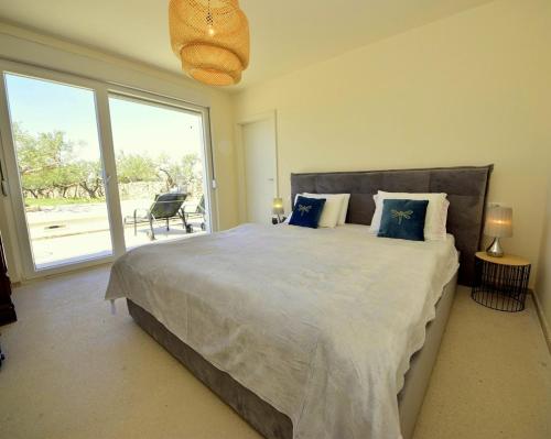 ein Schlafzimmer mit einem großen Bett mit einem großen Fenster in der Unterkunft BERBA - by Schmidts' in Sutivan