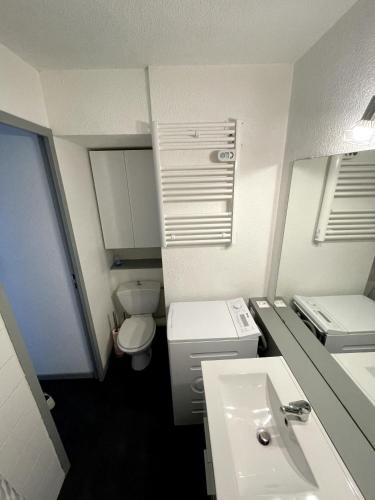 une petite salle de bain avec un lavabo et des toilettes dans l'établissement Studio au pied des pistes avec balcon 4/6 pers, à Villarembert