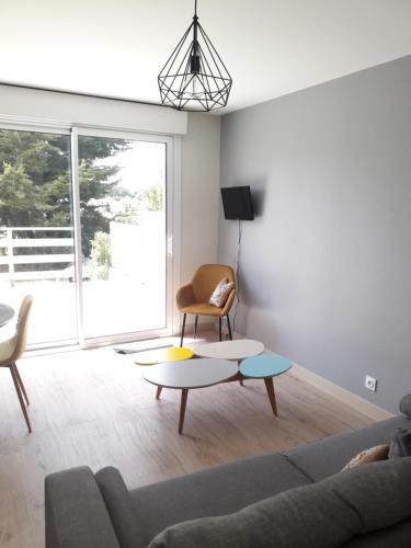 un salon avec un canapé et une table dans l'établissement La Mésange, à Saint-Laurent-sur-Sèvre