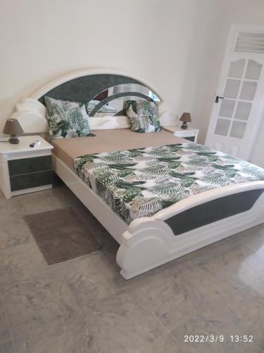 1 dormitorio con 1 cama grande con marco blanco en Charmant haut de villa 8 minutes de l'Hôpital de la Meynard, en Saint-Joseph