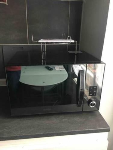 Elle comprend un four micro-ondes et un évier. dans l'établissement Studio 1 tout confort Avec wifi et Netflix, à Valenciennes