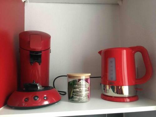 un mixeur rouge et une cafetière sur une étagère dans l'établissement Studio 1 tout confort Avec wifi et Netflix, à Valenciennes