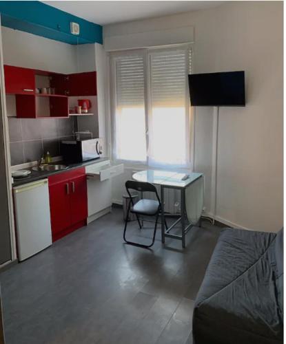 - une petite cuisine avec un bureau dans la chambre dans l'établissement Studio 1 tout confort Avec wifi et Netflix, à Valenciennes