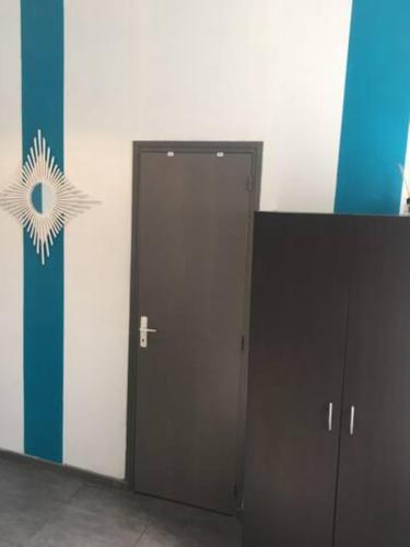 une porte noire dans une pièce avec drapeau dans l'établissement Studio 2, à Valenciennes