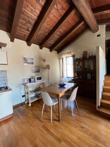 威尼斯的住宿－Romantic Rialto Apartment，厨房以及带木桌和椅子的用餐室。
