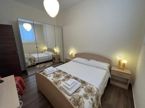 マリーナ・ディ・ラグーザにあるVilla Afrodite mediterranea 2022の大きなベッドと鏡のある寝室