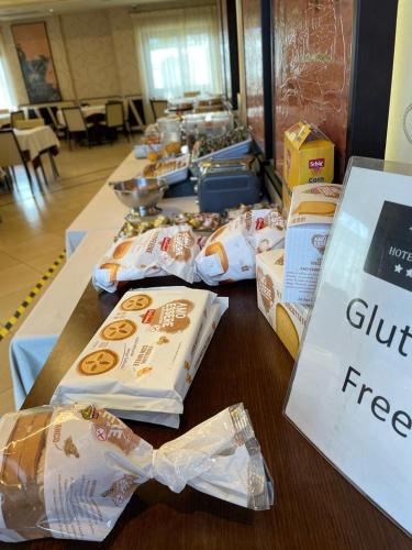 ホテルの敷地内または近くでの食事または食べ物