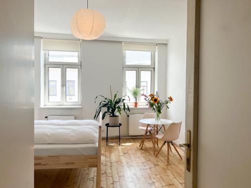 um quarto com uma cama e uma mesa em Central Apartment next to Belvedere Castle em Viena