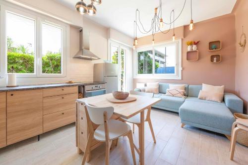 une cuisine et un salon avec une table et un canapé dans l'établissement Jardin Secret idéal congres et vacances LIVE IN CANNES, à Cannes