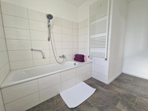 Das Bad ist mit einer Badewanne und einer Dusche ausgestattet. in der Unterkunft Stylisches Apartment in Hohenlimburg in Hagen