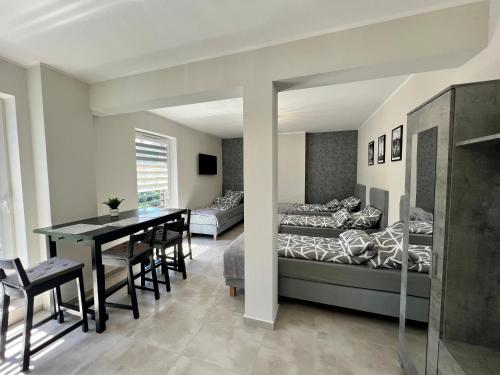 馬爾基的住宿－Noclegi Marki，卧室配有一张床和一张桌子及椅子