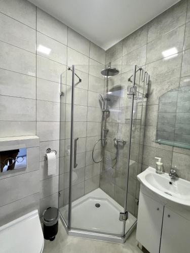 Salle de bains dans l'établissement -Noclegi Marki-Pokoje z łazienkami-Parking-EV-okolica Warszawy-